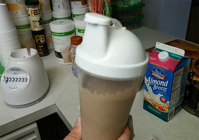 Prepare The Glass Or Bottle To Drink The Shake Later
