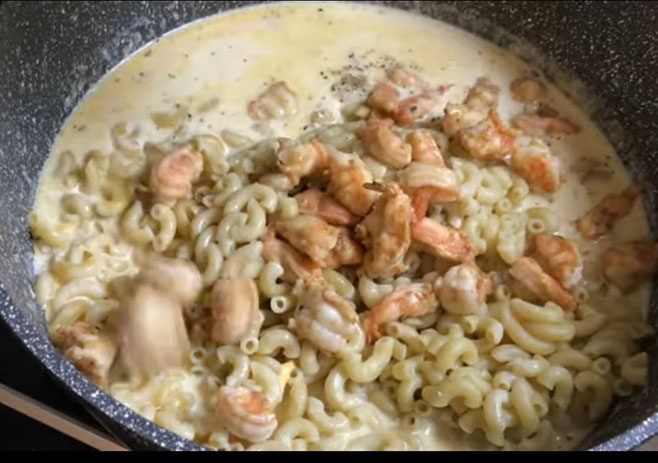 Add the boiled shrimp and pasta