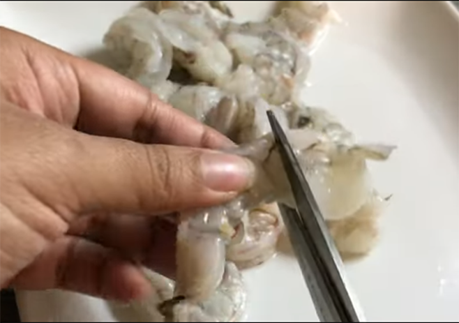 Prepare the shrimps