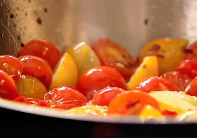 Cook the tomato relish 