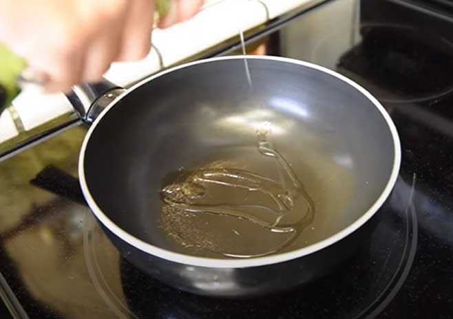 Heating pan for preparing sauce