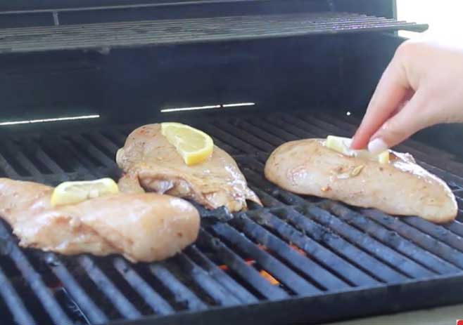Place a sliced lemon on the top of the chicken