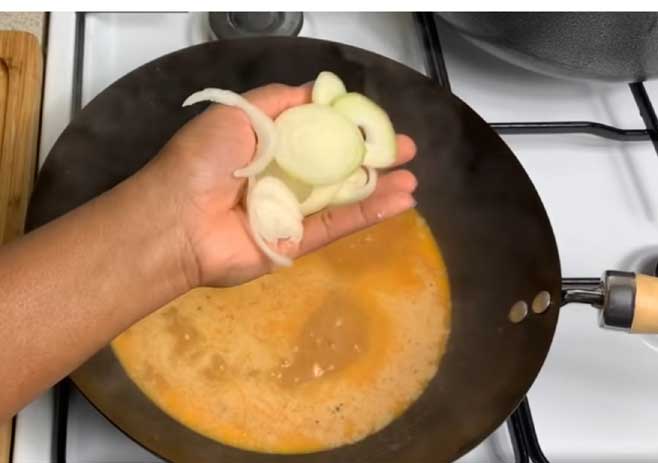 Add onion slice to the sauce