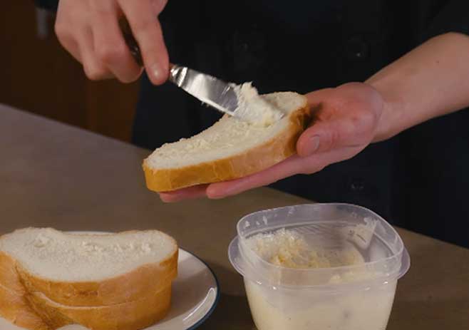 Anoint the butter onto bread