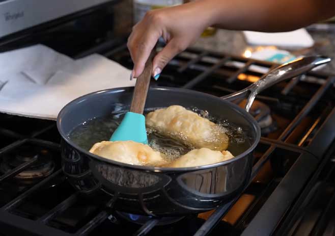 Fry the empanada