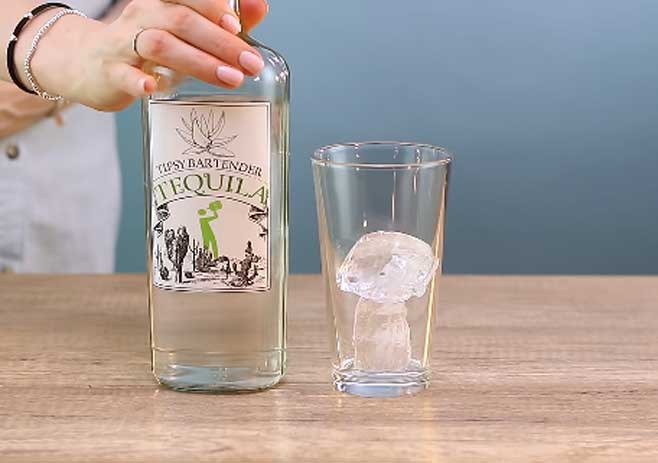 Place some ice cubes into another glass