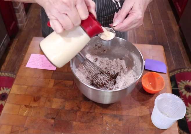 Prepare fudge sauce/cream