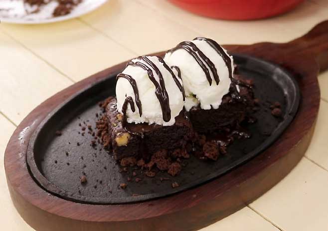 Serve the brownie