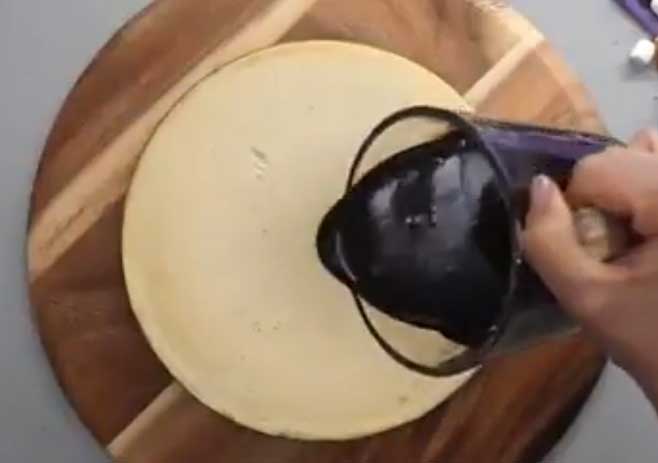 pour the chocolate ganache on the cake