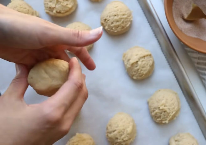 Roll each ball of the cookie dough