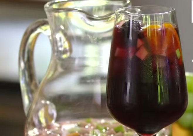  Serve the sangria with ice cubes