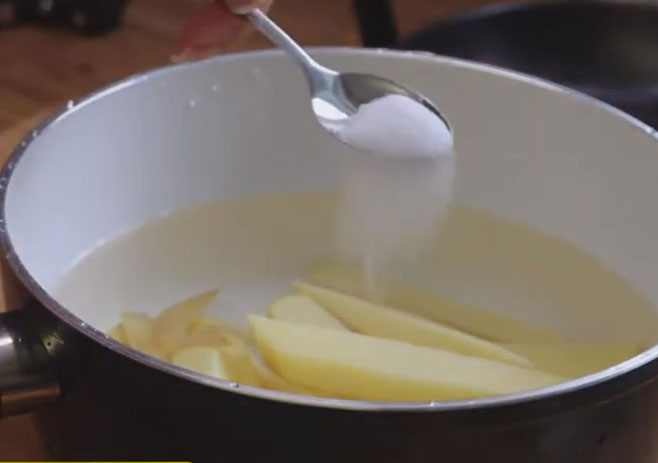 Boil-the-potato-with-salt