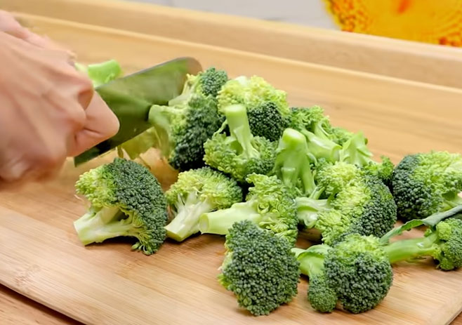 Cut the broccoli into small pieces
