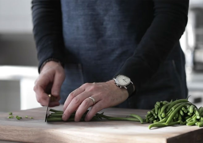 Cut the fresh beans into small pieces.