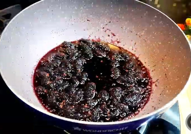 Make the Mullberry Sauce