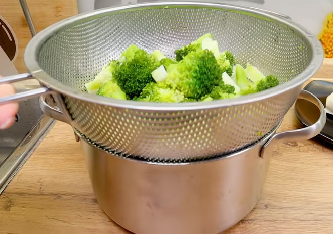 Remove water from boiled broccoli