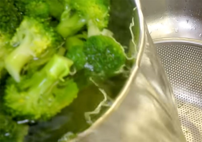 Remove water from boiled broccoli