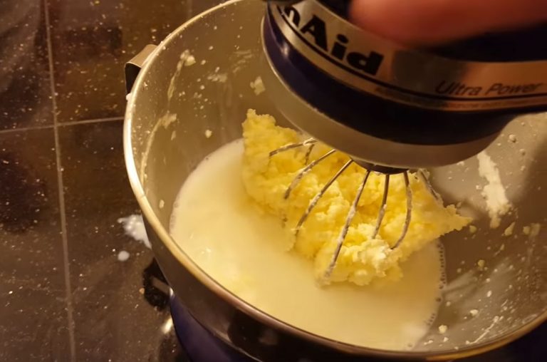 Turn off the mixer and separate the buttermilk