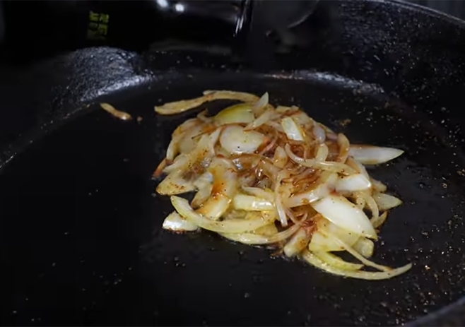 Caramel the onions