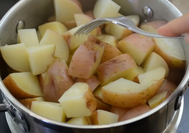 Drain-the-boiled-potatoes