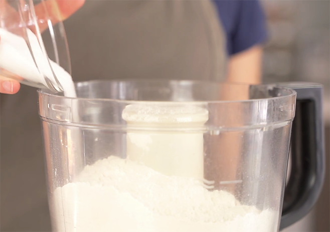 Mix the flour and sugar with vanilla extract