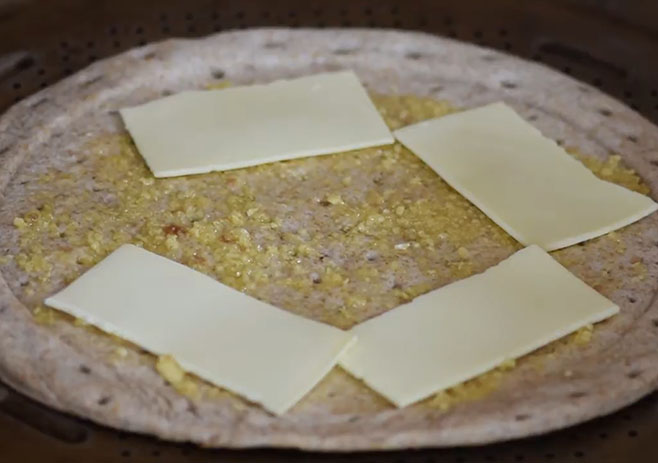 decorate pizza bread