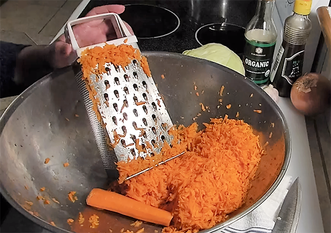 Chop and grate the carrots and cabbages
