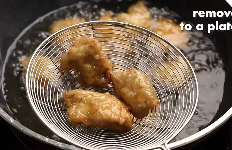 Remove the fried chicken's excess oil