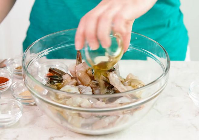 Add the shrimp and pour lemon juice and olive oil into the mixing bowl