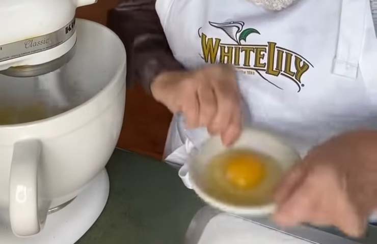 Beat the egg and sugar together