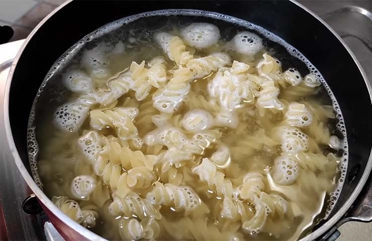 Cooking the pasta