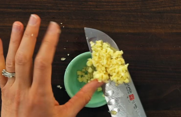 Step 2: Mince the garlic and chop the parsley leaves 