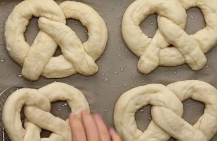 Step 7: Boil the pretzels